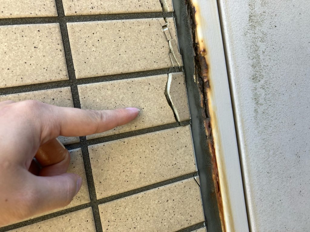 窓脇タイルの破損