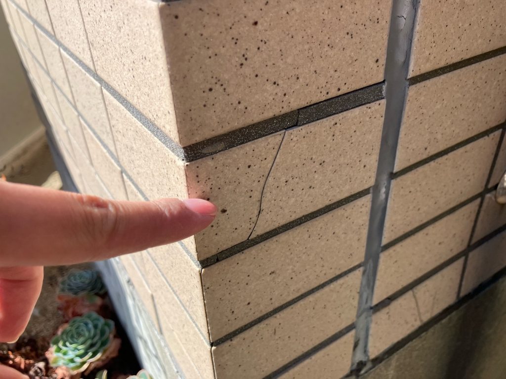 龍ケ崎市でマンション外壁塗装前に確認したタイルひび割れや塗膜剥がれ、鉄部腐食の調査状況