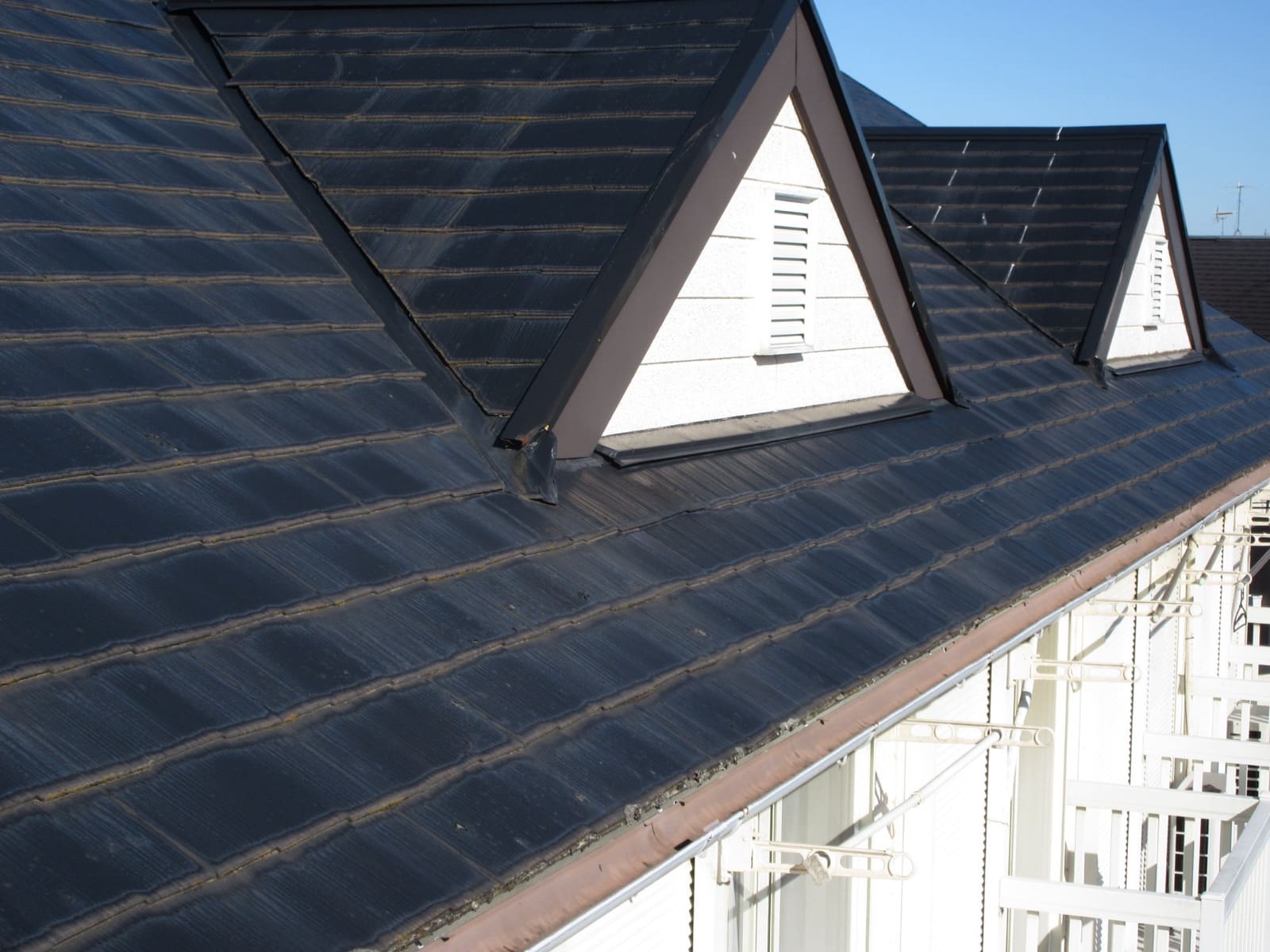 土浦市にてアパート雨漏りのご相談、屋根裏にて濡れと変色を発見！