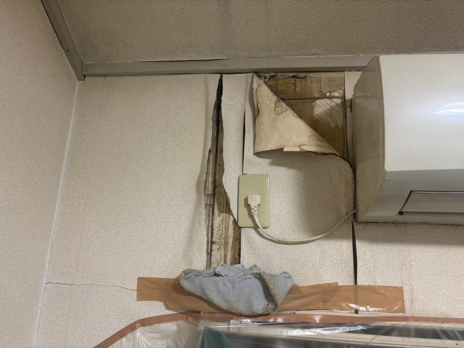 室内壁の雨漏り跡