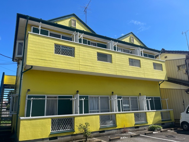 木造二階建てアパートで外壁の浮きや鉄部のサビ、屋根塗膜の劣化を確認した現地調査