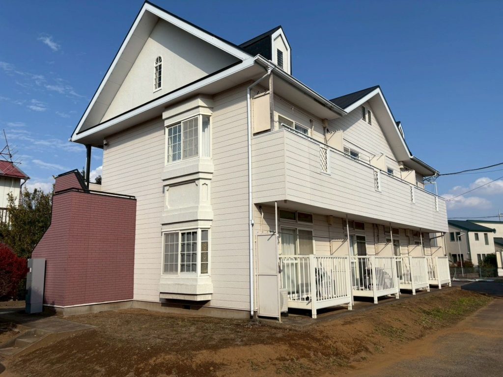 龍ケ崎市でアパート外壁を調査、チョーキングや目地の割れ、手すり根元の腐食を確認