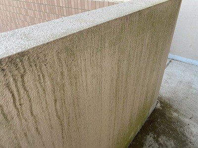 龍ケ崎市で5階建てRC造の現場調査、外壁クラックや防水層の摩耗、笠木天端のひびを確認🏢