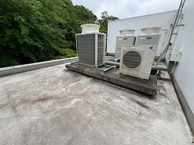 工場屋上の設備周辺