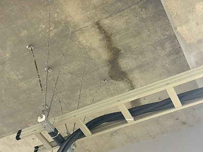 龍ケ崎市の工場で現場調査、屋上ドレン周辺の滞留水と階下天井の漏水跡を確認
