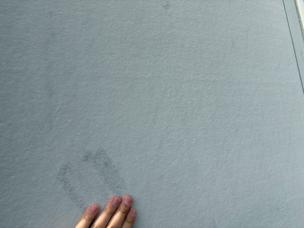 外壁に残る手の跡