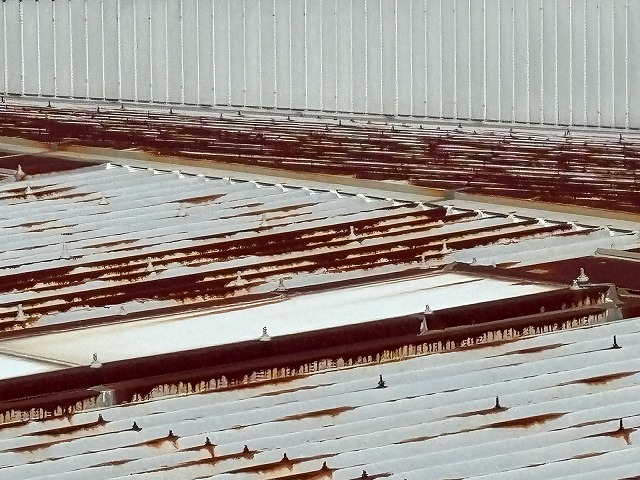 広範囲に広がるサビの帯状劣化