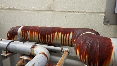 錆びた配管カバー