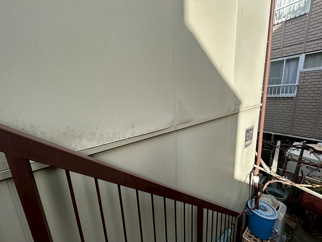 階段横部分の汚れと浮き