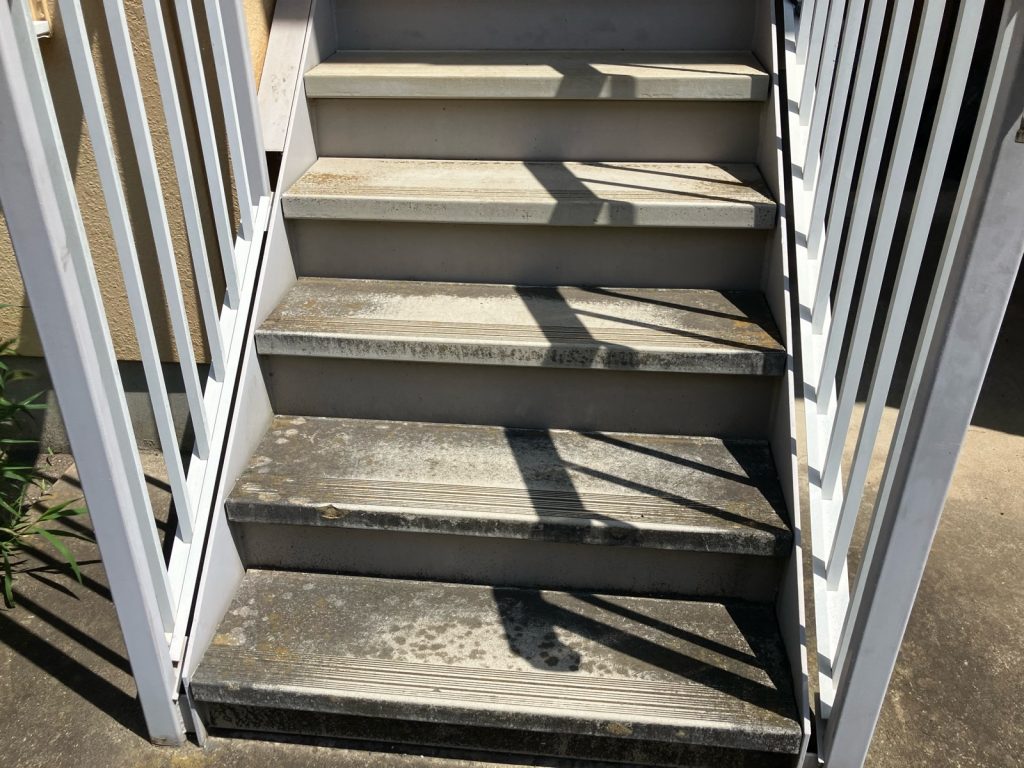 汚れた共用階段
