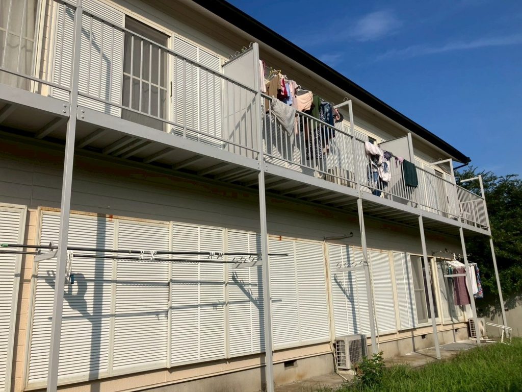 龍ケ崎市でアパート外壁塗装前に確認した外壁のひび割れと屋根・廊下床の劣化状況