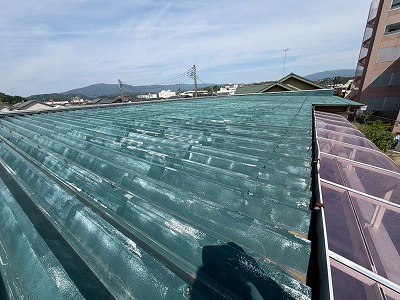 龍ケ崎市で調査したアパート外壁塗装前の屋根色あせ・外壁ひび割れ・鉄部塗膜剥がれの現場状況