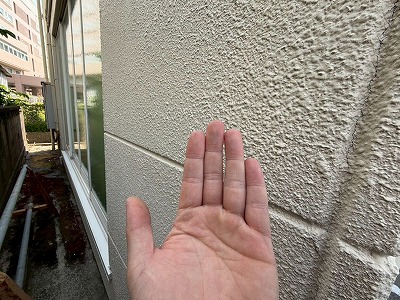 外壁のチョーキング確認