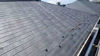 龍ケ崎市で外壁塗装前に現地調査、屋根の色あせと外壁のチョーキング、目地の劣化を確認