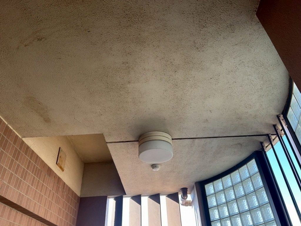 龍ケ崎市で調査したマンション外壁塗装前の天井汚れ・苔の発生・シーリング劣化の現場状況
