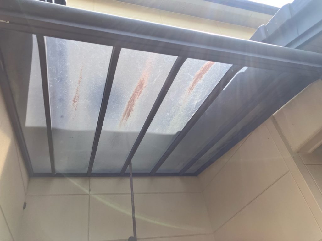 テラス屋根の錆び汚れ