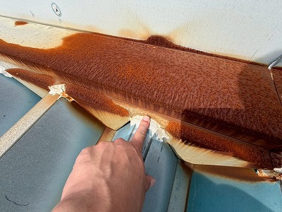 取り合い部に広がる濃いサビ