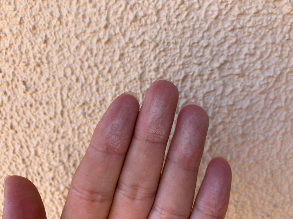 龍ケ崎市で外壁塗装前に確認したチョーキングや軒天の色あせ、木部の劣化が進んだ住宅調査