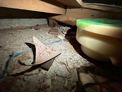 床下の破片と排水部