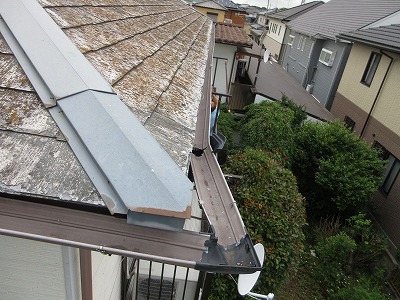 割れた集水器と雨樋