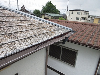 歪みが出た軒先の雨樋