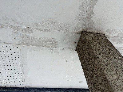 軒天に広がる雨染み跡