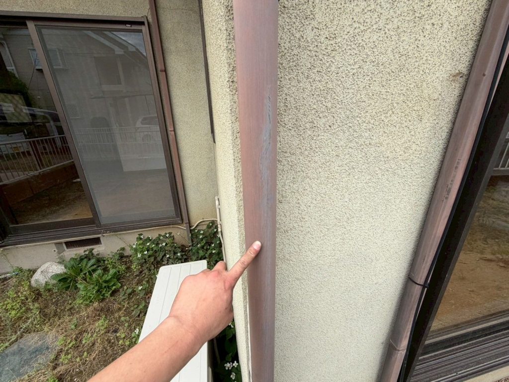 色あせた縦の付帯部