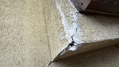 【龍ケ崎市】外壁のひび割れやチョーキングを点検！室内まで広がった雨漏り跡の原因とは