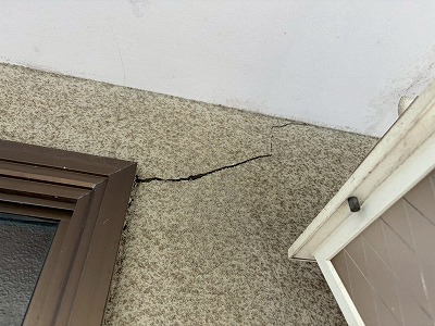 窓横外壁の横ひび割れ