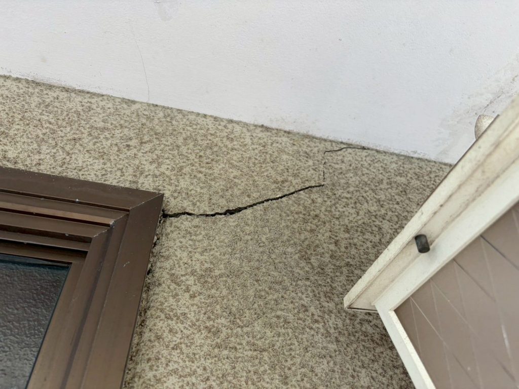 窓上に走る横ひび割れ