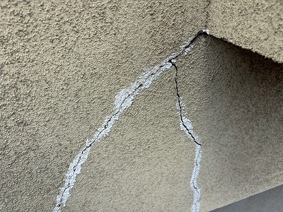 補修跡沿いの外壁亀裂