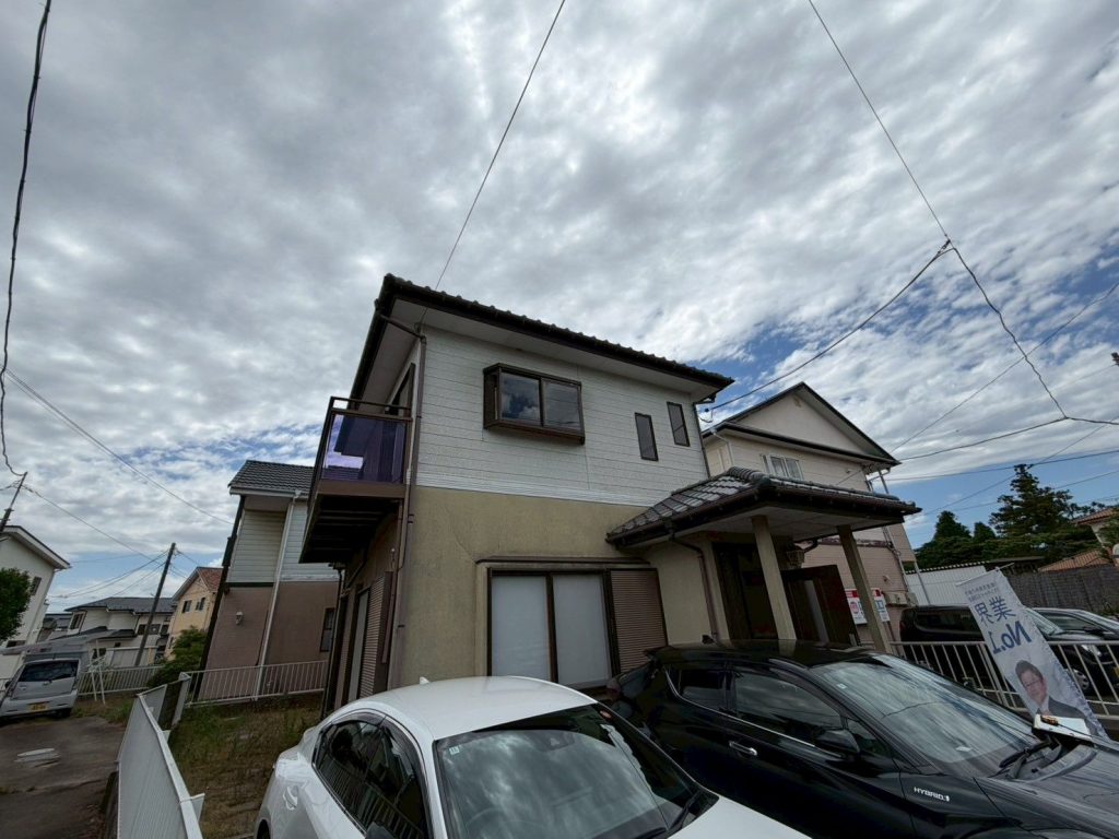 龍ケ崎市で外壁塗装前に調査した外壁ひび割れと軒天の雨染み、破風の色あせが進んだ住まい