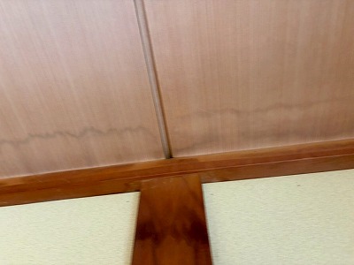 室内木部上の雨染み