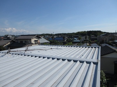龍ケ崎市で現場調査 金属屋根の色あせや外壁のひび割れ、木部の塗膜剥がれを確認