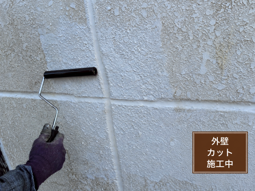 【施工中】龍ケ崎市で外壁塗装工事、外壁のカット施工・下塗り中塗りと破風下塗り、軒天のケレン洗浄を実施