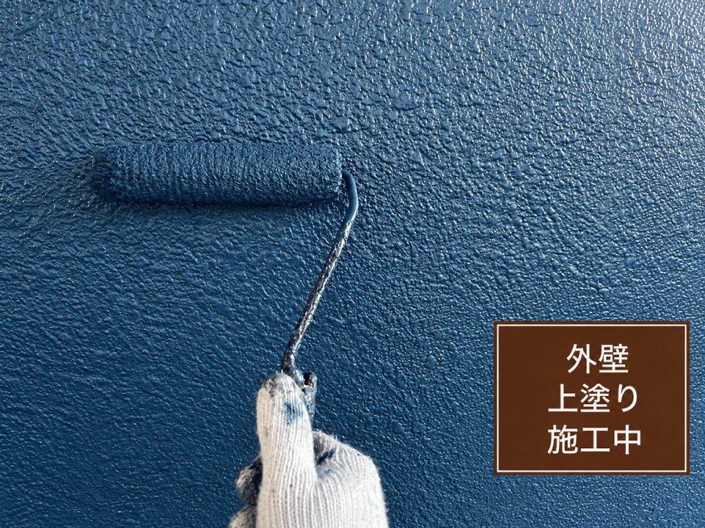 外壁の上塗り作業