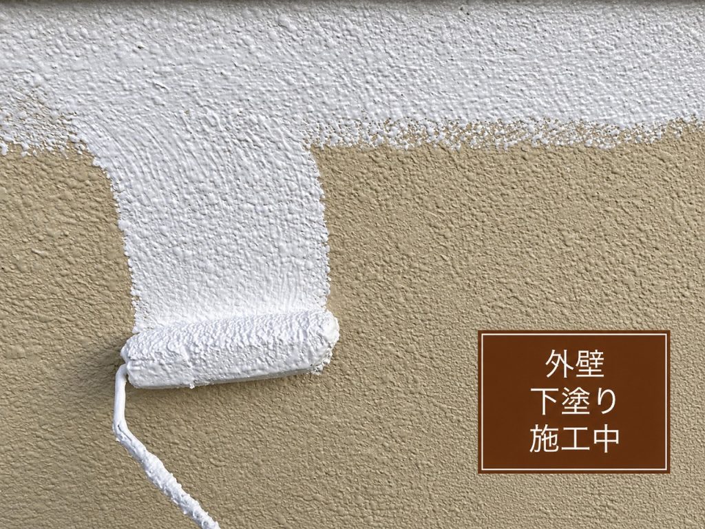 【施工中】龍ケ崎市でマンション外壁塗装を実施、下塗りから上塗りと共用廊下・屋上防水まで進めた現場