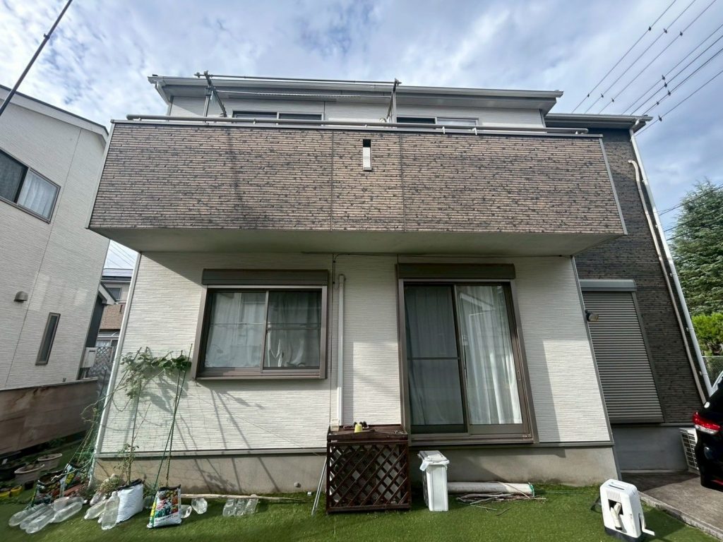 龍ケ崎市で外壁塗装前に調査したコーキングひび割れとベランダ汚れが進んだ住宅の状態