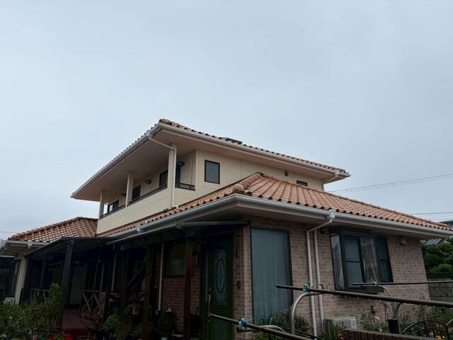 龍ケ崎で屋根トップライト雨漏りを調査、穴あきルーフィングと室内染み・外壁ひび割れを確認