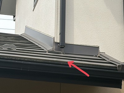 雨樋の1部が欠損している写真