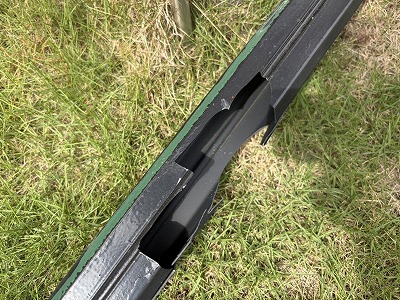 落下時の衝撃で割れた雨樋