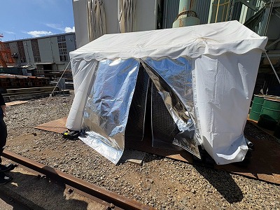龍ケ崎市の工場休憩所でサーモバリア施工、テント内部の暑さ対策と表面温度の変化を確認