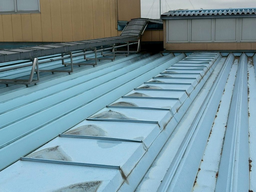 設備周辺の折板屋根