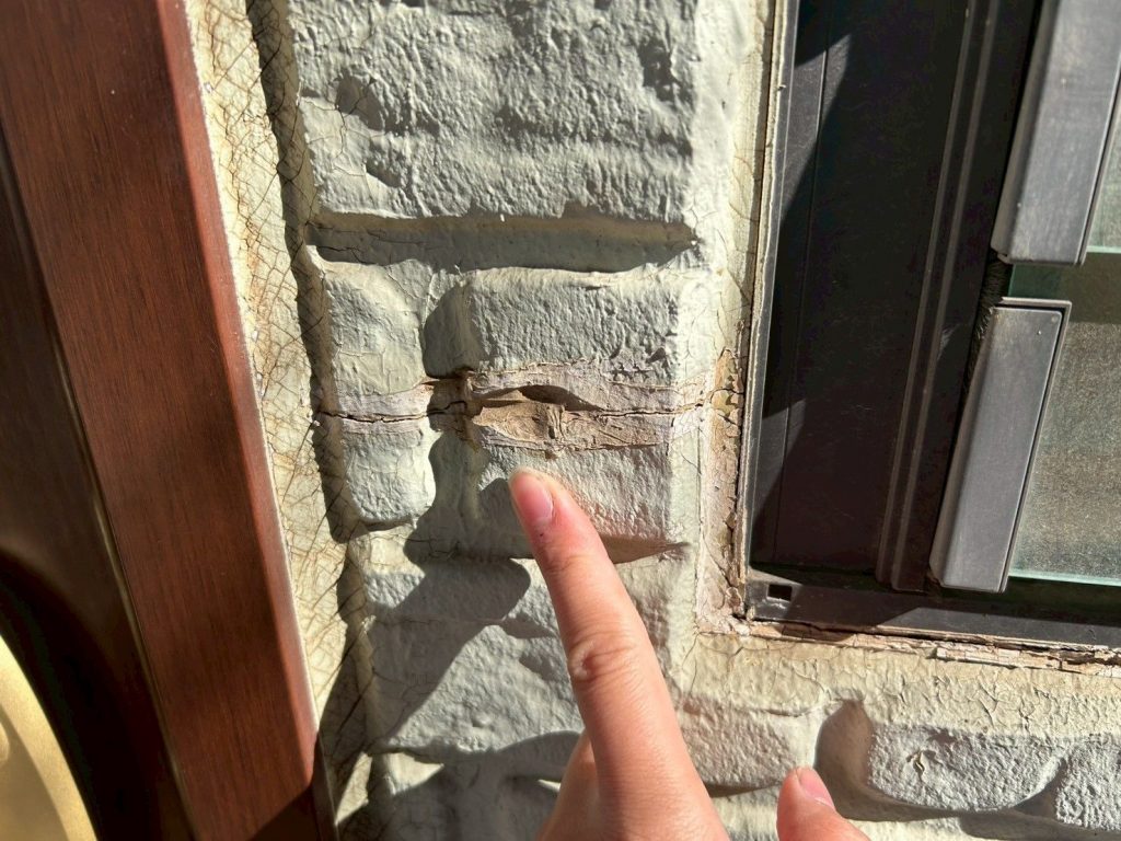 窓脇の開いたひび割れ