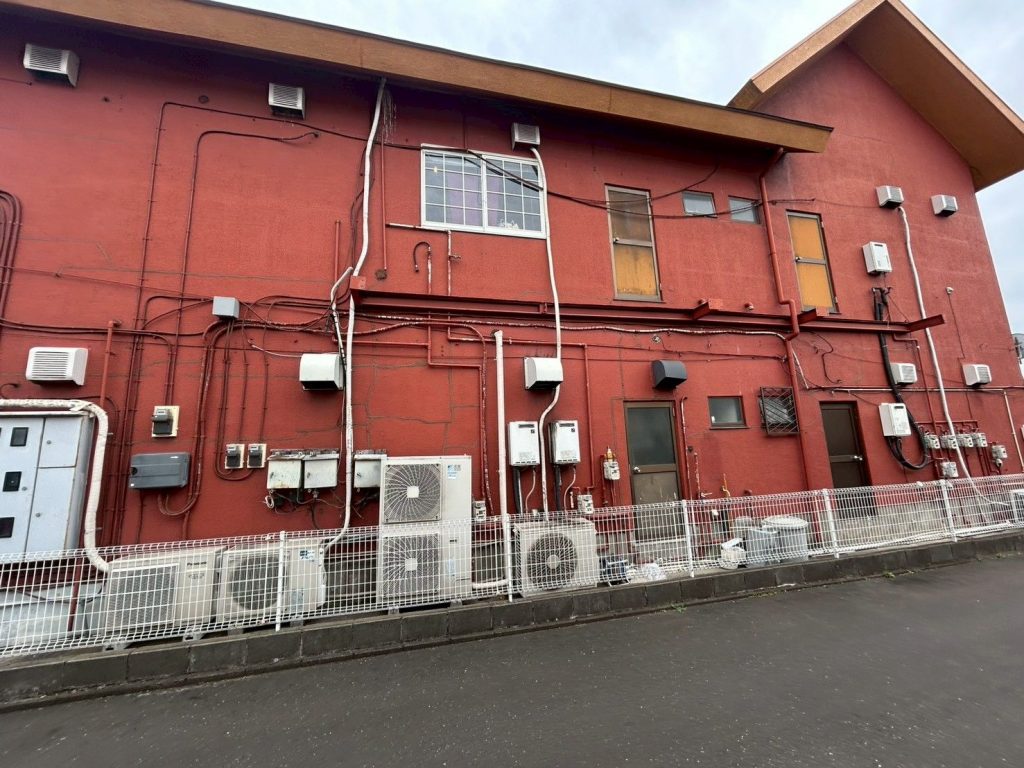 龍ケ崎市で外壁塗装前に確認したチョーキング現象とタイル外壁のひび割れ・木部腐食の現地調査