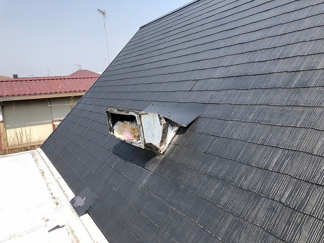 屋根面から突き出した箱状部分の破損