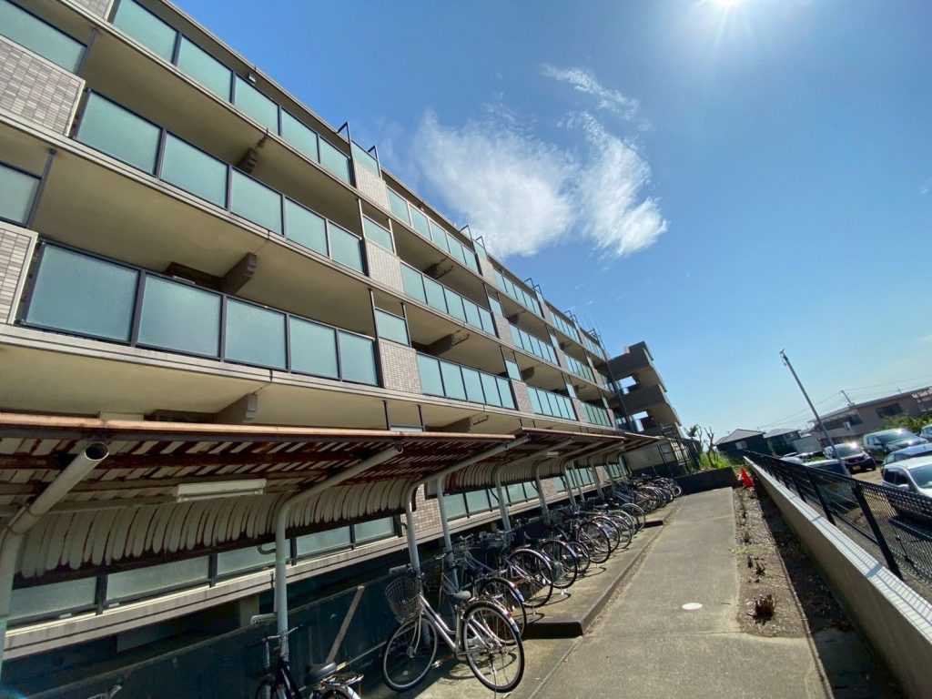 龍ケ崎市でマンション外壁塗装前に現地調査、軒天の黒ずみやタイル目地の欠損、鉄部の塗膜剥がれを確認