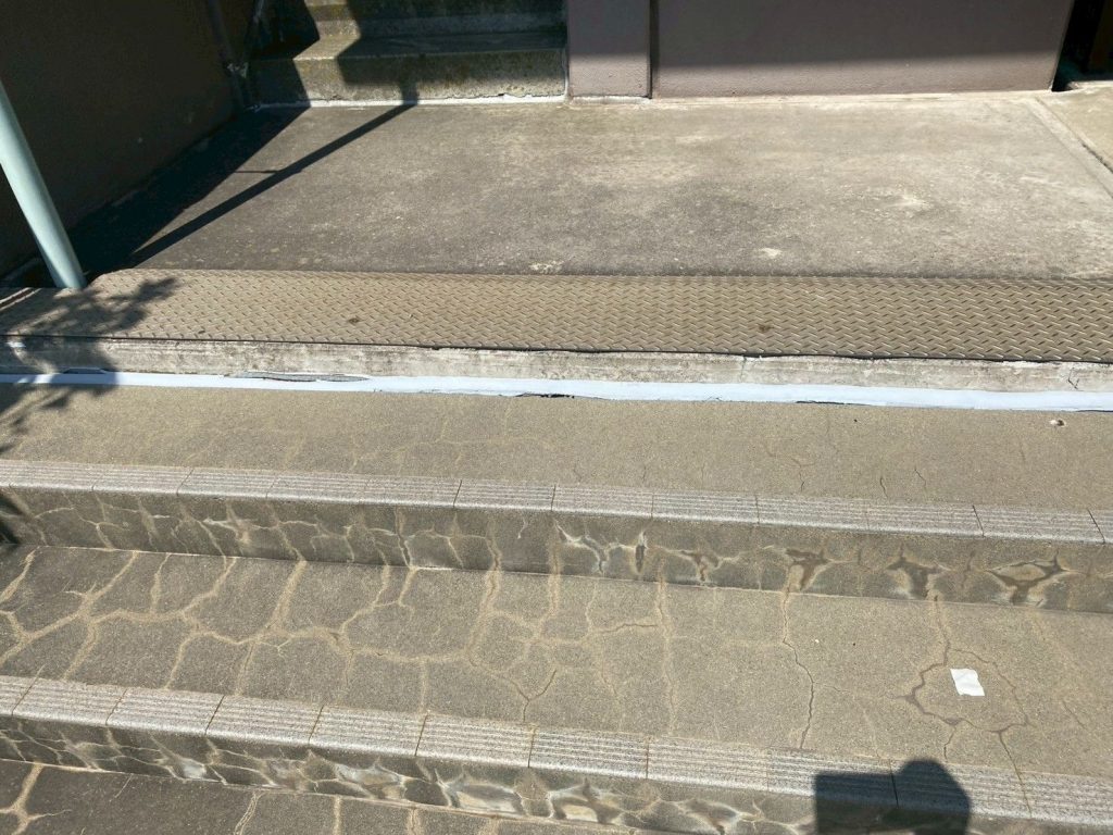 共用階段床のひび