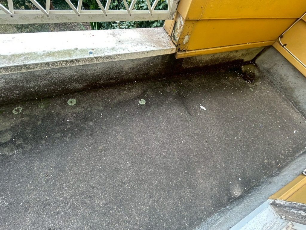 ベランダ床の汚れ