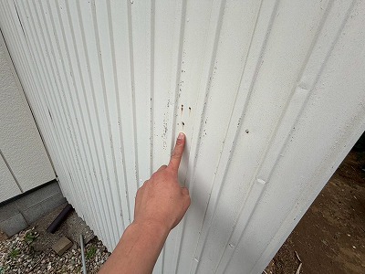 龍ケ崎市で外壁塗装前に確認した外壁の汚れやシーリング劣化、付帯部の色あせ調査